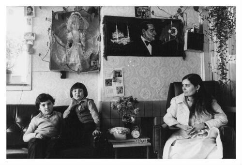 Zieke Turkse vrouw met haar twee kinderen. 1978