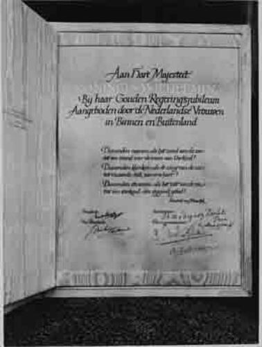 Eerste bladzijde van de oorkonde aangeboden door de Nederlandse Vrouwen in binnen en buitenland aan Hare Majesteit Koningin Wilhelmina bij haar gouden regeringsjubileum met de handtekeningen van het bestuur 1948