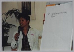Liz Pelupessy van Ondernemershuis Amsterdam Zuid Oost, tijdens een ZamiCasa met als thema: zmv-vrouwen & ondernemerschap. 2001