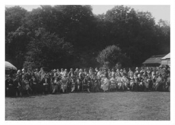 Leden van de Nederlandsche Vereeniging voor Vrouwenbelangen en Gelijk Staastburgerschap en genodigden tijdens de landdag in het park Wiltzangk 1930