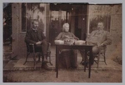 In het midden Annette Wiea Luka Versluys-Poelman, rechts Willem Versluys 191?