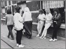 'autochtone' Rotterdamse vrouwen kijken 'allochtone' vrouw na. 1985