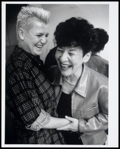 Portret van Marjan Sax, oprichtster van Mama Cash, en haar partner Dia Roozemond 1996