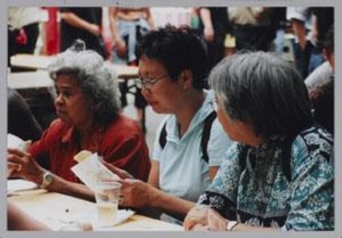Van links naar rechts: Cisca Pattipilohy, Moni Weiss en Twie Tjoa tijdens een personeelsuitje van Zami. 2001