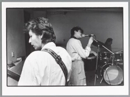 Leden van vrouwenband Drieklankpoëzie oefenen. 1984