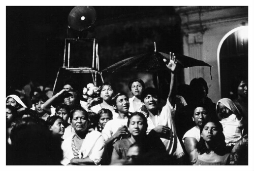 Nicaraguanen wachten op het bataljon dat terugkomt uit de bergen in Masaya, Nicaragua. 1984