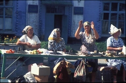 Vrouwen verkopen fruit en zonnebloempitten op de markt in Kiev 1995