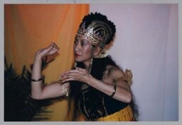 Wulandhari Dumatubun voert een klassieke Javaanse mannendans op tijdens de Zamicasa (inloopcafé van Zami) met als thema Indonesië 1998