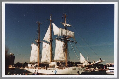 Zeilboot in de haven van Amsterdam tijdens Sail 2000. 2000