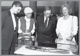 Overhandiging van kunstwerk (een doorzichtige vulpen gevuld met pennen) aan de voorzitter van de 2e kamer de heer Deetman door mevrouw Joke Huisman voorzitter van Vrouwenbelangen. 1995