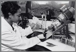 Vrouw werkzaam op het laboratorium bij de plantenziektekundige dienst 2000