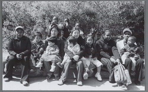Alleenstaande minderjarige asielzoeker-moeders en hun kinderen  tijdens een reunie in dierentuin Blijdorp 2004