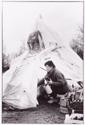 Vrouw bij de voorraadtent in het Vrouwenvredeskamp bij vliegbasis Volkel. 1984