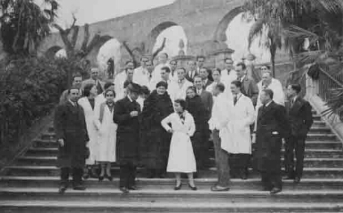 Johanna Westerdijk en Stien Buisman in Coimbra tijdens de cursus mycologie die zij daar in 1934 gaven 1934