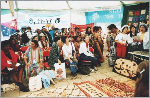 Tijdens de wereldvrouwenconferentie laten vrouwen uit Papua Nieuw Guinea hun werk zien aan anderen 1995