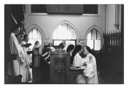 Cisterciënserin wordt gefeliciteerd door andere cisterciënserinnen tijdens haar professie. 1983