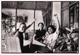 Congresgangers uit Atjeh tijdens de Vrouwenconferentie 'perempuan indonesia'. 1998