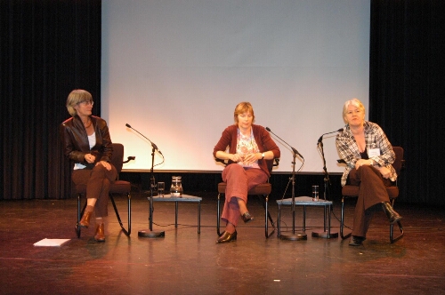 Paneldiscussie met Marjet Douze (adjunct-directeur IIAV), Anja van Oostrom (producent) en Lin McDevitt-Pugh (program director internationale samenwerking bij het IIAV) tijdens de premiere van de film 'Password Women' 2004