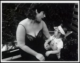 Sauci Bosner, oprichtster van dikke vrouwen mode, samen met haar dochter 1985