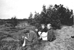 Vrouwen rustten even uit tijdens een wandeling in de omgeving van 'De Born' in de oorlogsjaren 1940-1943 194?
