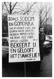 Anti abortus beweging staat tijdens de abortusmanifestatie buiten met een bord met tekst : 'zoals sodom en gomorra die op gelijke wijze als genen haar hoererij hebben gebotvierd, en daar als voorbeeld liggen 1978