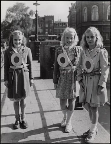 Drie meisjes, klaar-overs, die lid zijn van de verkeersbrigade 1949