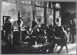 Vrouwen zijn aan het eten in het vrouwenhuis. 1976