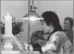Jill Stolk leest in het vrouwencentrum voor uit eigen werk tijdens de vrouwenboekenweek. 1985
