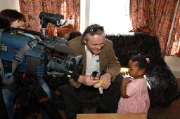 Het TV programma Netwerk op bezoek bij Fadim Nabe, een  alleenstaande minderjarige asielzoeker-moeder 2004