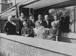 Vergadering van het hoofdbestuur van de Nederlandse Vereniging van Huisvrouwen ten huize van mevrouw Oppenheimer. 1936