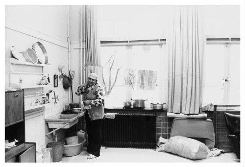 Een Turkse man en vrouw wonen in een klaslokaal. 1978