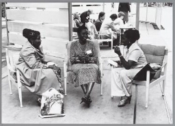 Gedelegeerden in gesprek tijdens de VN-Vrouwenconferentie in Denemarken. 1980