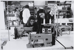 Stichting Voorwerk: textielopleiding voor meiden. 1996