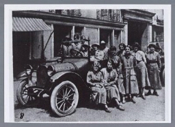 Automobiel-bestuursters van het Women’s Army Auxiliary Corps (WAAC) achter het front in een Frans dorp. 1917