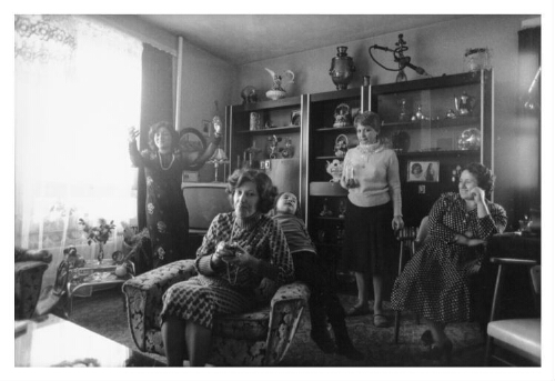 Allochtonen in een huiskamer in Nederland. 198?