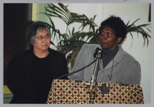 Siegmien Staphorst, voorzitter van Nationale Vrouwen Beweging (NVB) in Suriname, te gast bij Zami tijdens een Zamicasa (eet- en activiteitencafé van Zami) georganiseerd in samenwerking met Stichting Ondersteuning Nationale Vrouwen Beweging in Suriname (SONVBS) 2000