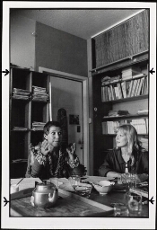 Beeldend kunstenaar Marianne Smit en schrijfster Monika van Paemel 1980