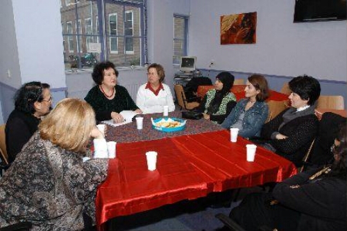 Tijdens de viering van internationale vrouwendag in Samen Sterk, georganiseerd door vrouwengroep Diversa, leest Gülümser Kalender Tezcan vrouwengedichten voor 2009