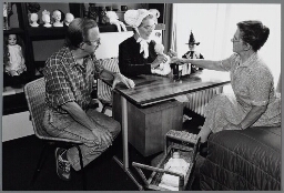 Ouderen geven hun kennis en vaardigheden door via het Gilde, hier wordt er gedemonstreerd hoe je poppen kunt maken 1989
