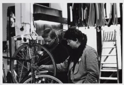 Vrouwenfietsenmakerij in Amsterdam Oost 1982