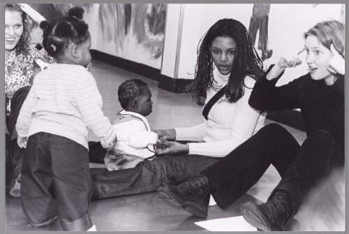 Mariama Diallo met haar dochter tijdens een thema-ochtend over straffen en belonen, met studenten van de Hogeschool Rotterdam 2002