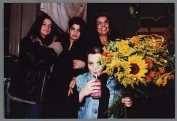 Lalla Weiss (geheel rechts) met haar kinderen tijdens de uitreiking van de Zami Award 1998 met als thema 'Devotion & Dedication' 1998