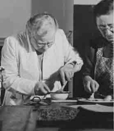 Ttwee vrouwen aan het werk in de keuken. 1940