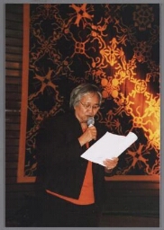 Twie Tjoa, voorzitter vanZami, tijdens de uitreiking van de Zami Award 2004 met als thema 'Heldinnen in de knop'. 2004