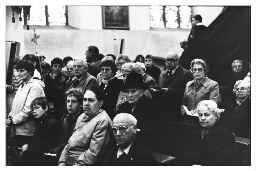 Religieuzen tijdens een kerkdienst. 198?