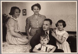 Kiekje van een gezin: vader, moeder, twee dochters en zoontje. 195?