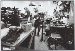 Vrouwenschoenmakerij 'Sundance shoe repairshop'. 1986