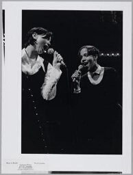 Neske Beks (rechts) tijdens een open Zamicasa (eet- en activiteitencafé). 1994