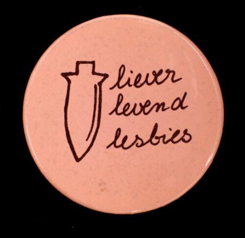 'liever levend lesbies'. Button