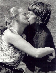 Twee vrouwen kussen elkaar 1991